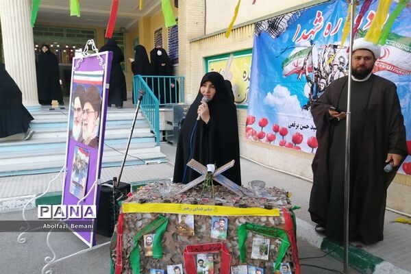 استقبال مادرانه از پیکر شهید گمنام در هنرستان برقعی قم