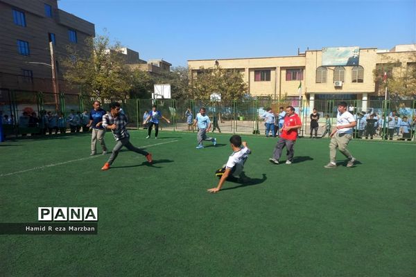 برگزاری مسابقه فوتبال بین دبیران و دانش‌آموزان آموزشگاه شهید کاظمی اسلامشهر