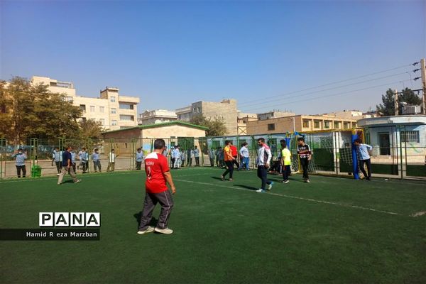 برگزاری مسابقه فوتبال بین دبیران و دانش‌آموزان آموزشگاه شهید کاظمی اسلامشهر