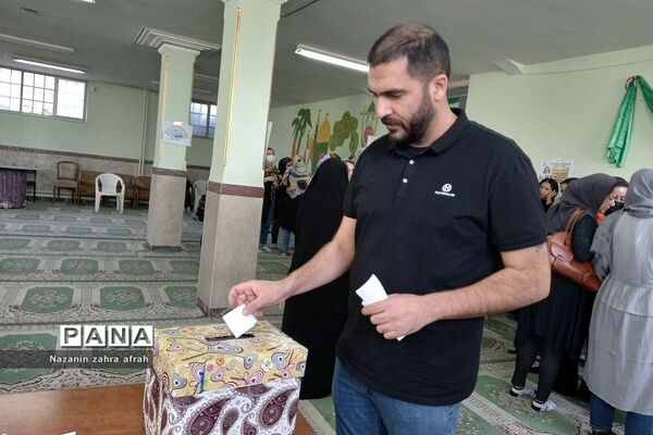 برگزاری انتخابات انجمن اولیا و مربیان در دبستان ایمان رودهن