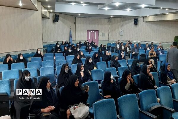 جلسه توجیهی و دوره ضمن خدمت مربیان و معاونان پرورشی مدارس متوسطه ناحیه۶