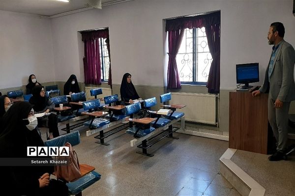 جلسه توجیهی و دوره ضمن خدمت مربیان و معاونان پرورشی مدارس متوسطه ناحیه۶