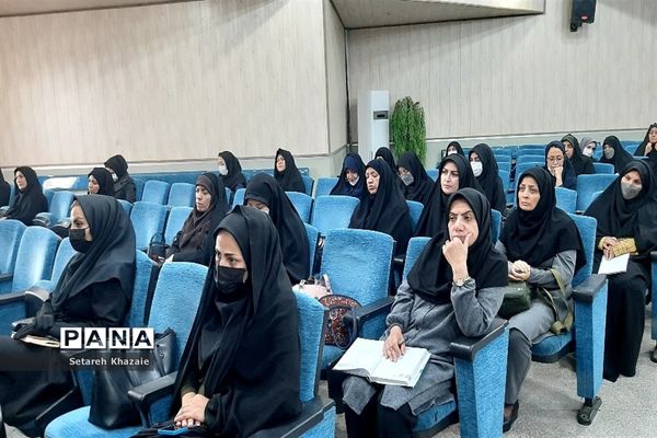 جلسه توجیهی و دوره ضمن خدمت مربیان و معاونان پرورشی مدارس متوسطه ناحیه۶