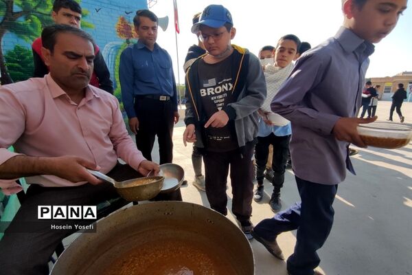 برگزاری قرائت زیارت عاشورا در دبیرستان شهید‌باقری کاشمر