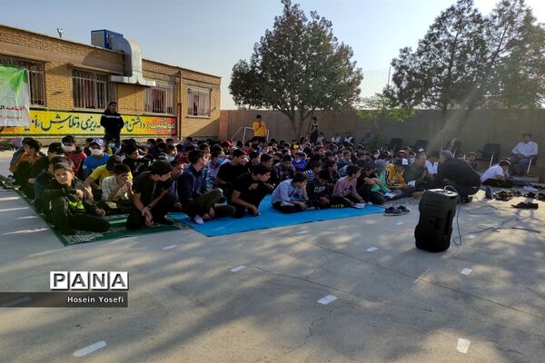 برگزاری قرائت زیارت عاشورا در دبیرستان شهید‌باقری کاشمر
