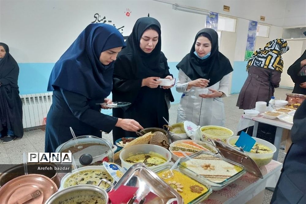 جشنواره غذای سالم در مدرسه شهید ناطق نوری بلده