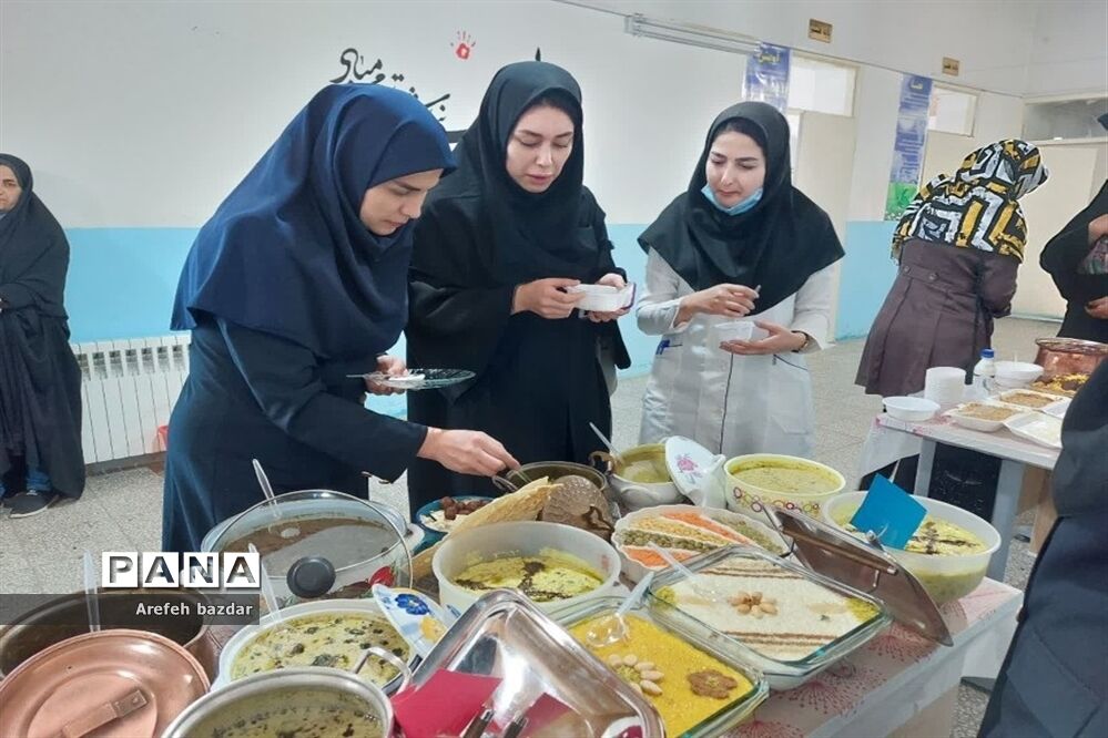 جشنواره غذای سالم در مدرسه شهید ناطق نوری بلده