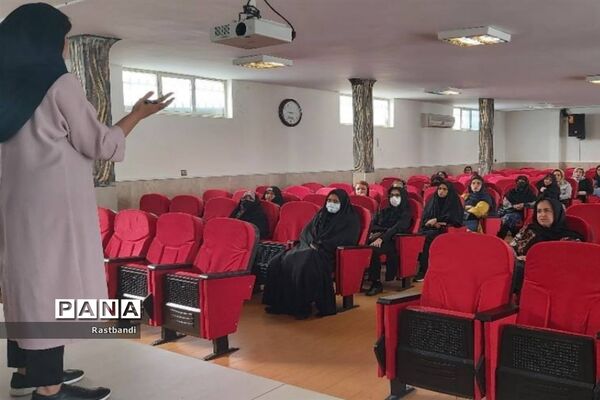 برگزاری جلسه آموزش خانواده در دبیرستان شهیده قزوینی