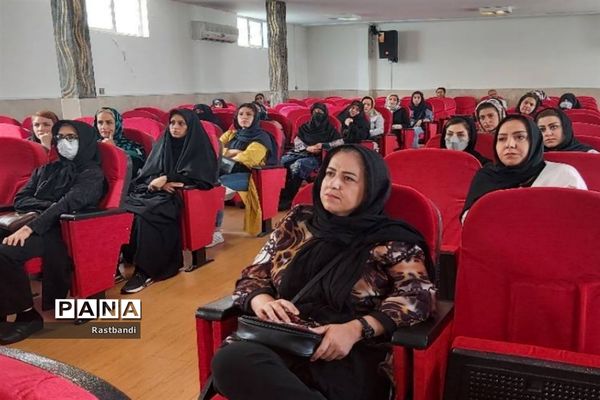 برگزاری جلسه آموزش خانواده در دبیرستان شهیده قزوینی