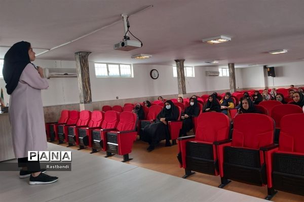 برگزاری جلسه آموزش خانواده در دبیرستان شهیده قزوینی