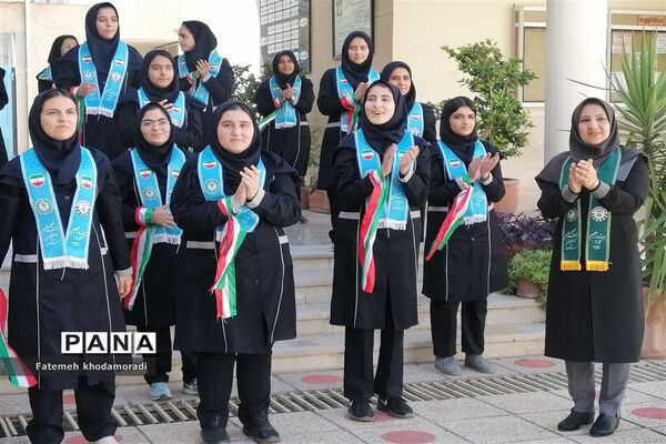 اجرای سرود پیشتازان توسط دانش‌آموزان عضو سازمان دانش‌آموزی دبیرستان علاالدین بهشتی 1