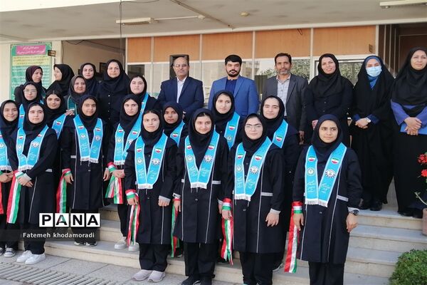 اجرای سرود پیشتازان توسط دانش‌آموزان عضو سازمان دانش‌آموزی دبیرستان علاالدین بهشتی 1