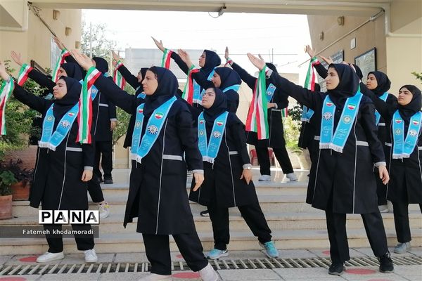 اجرای سرود پیشتازان توسط دانش‌آموزان عضو سازمان دانش‌آموزی دبیرستان علاالدین بهشتی 1