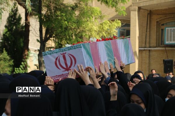 تجدید میثاق دانش‌آموزان دبیرستان قائمیه با شهید گمنام