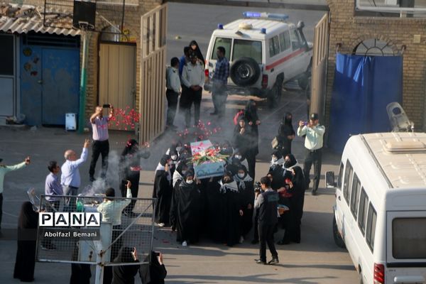 تجدید میثاق دانش‌آموزان دبیرستان قائمیه با شهید گمنام