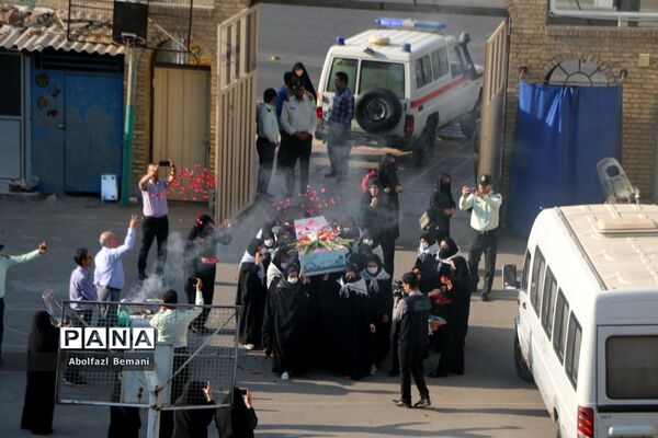 تجدید میثاق دانش‌آموزان دبیرستان قائمیه با شهید گمنام