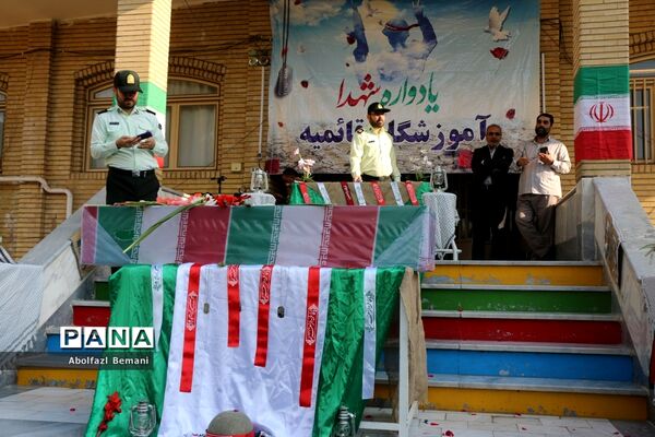 تجدید میثاق دانش‌آموزان دبیرستان قائمیه با شهید گمنام