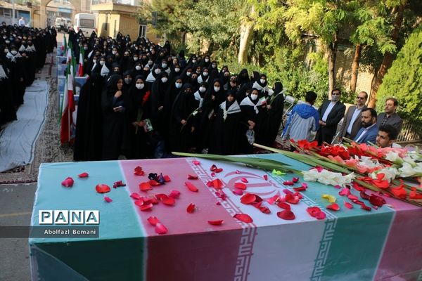 تجدید میثاق دانش‌آموزان دبیرستان قائمیه با شهید گمنام