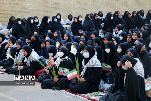 تجدید میثاق دانش‌آموزان دبیرستان قائمیه با شهید گمنام