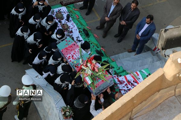 تجدید میثاق دانش‌آموزان دبیرستان قائمیه با شهید گمنام