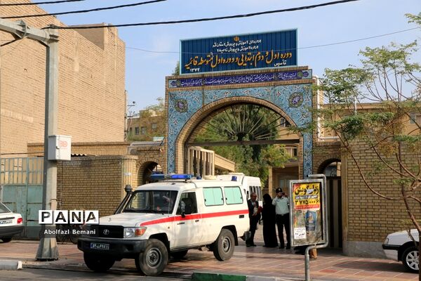تجدید میثاق دانش‌آموزان دبیرستان قائمیه با شهید گمنام