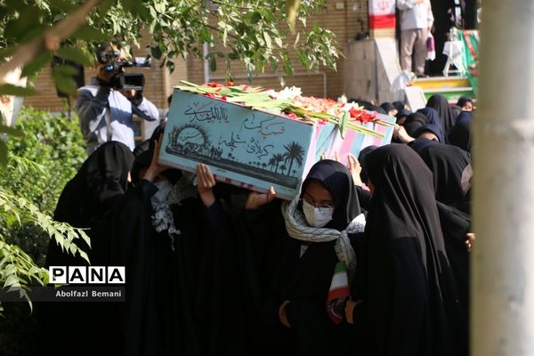 تجدید میثاق دانش‌آموزان دبیرستان قائمیه با شهید گمنام