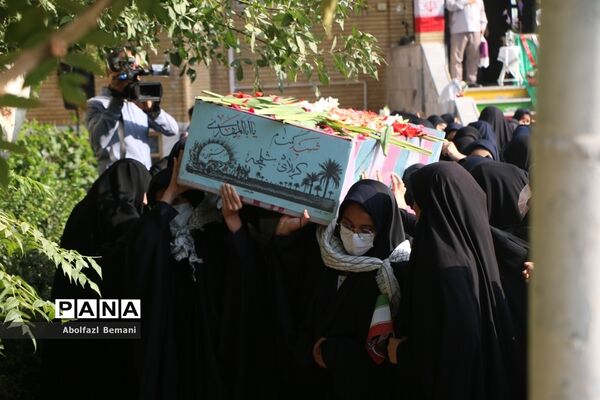 تجدید میثاق دانش‌آموزان دبیرستان قائمیه با شهید گمنام