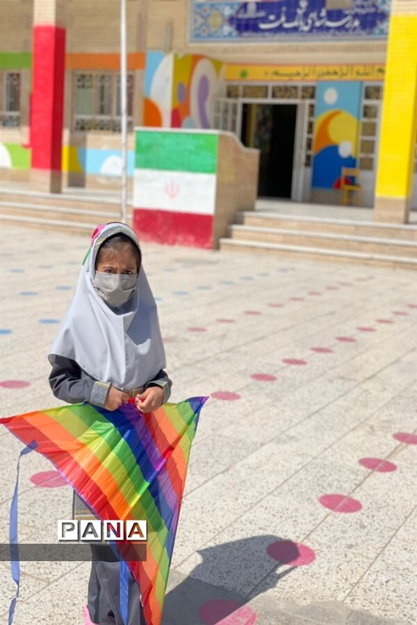 جشن بادباک‌ها در دبستان شهدای بانک ملت
