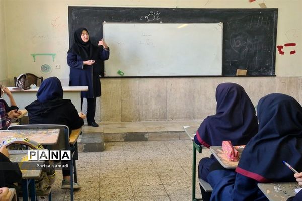 آشنایی دانش‌آموزان با فعالیت‌های پژوهش‌سرای دکتر حسابی منطقه ۱۳