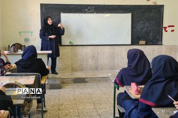 آشنایی دانش‌آموزان با فعالیت‌های پژوهش‌سرای دکتر حسابی منطقه ۱۳