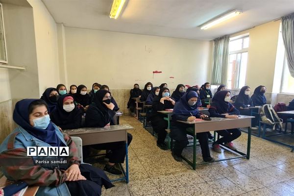 آشنایی دانش‌آموزان با فعالیت‌های پژوهش‌سرای دکتر حسابی منطقه ۱۳