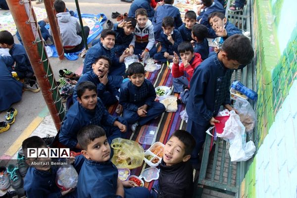 دورهمی صبحانه سالم در دبستان محمدی کاشانی قم-1