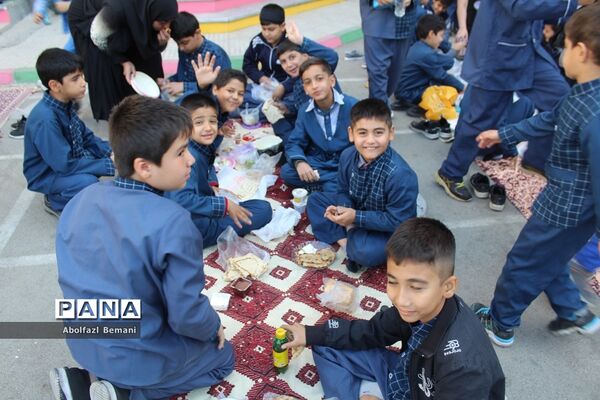 دورهمی صبحانه سالم در دبستان محمدی کاشانی قم-1