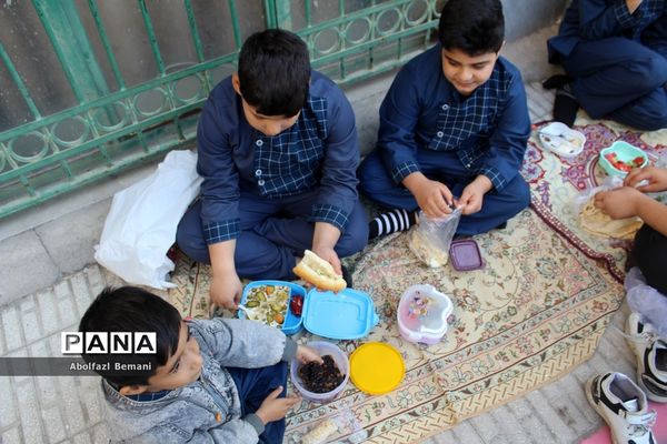 دورهمی صبحانه سالم در دبستان محمدی کاشانی قم-1