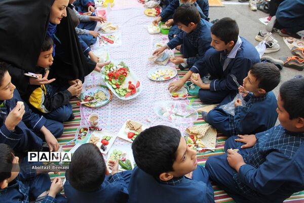 دورهمی صبحانه سالم در دبستان محمدی کاشانی قم -2