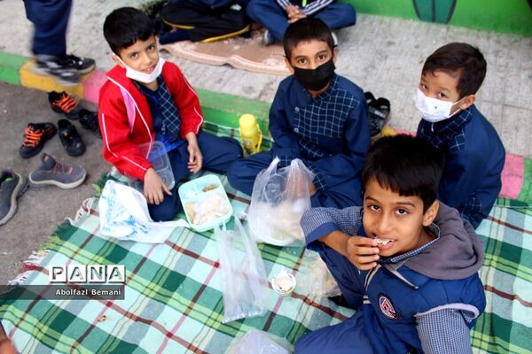دورهمی صبحانه سالم در دبستان محمدی کاشانی قم -2