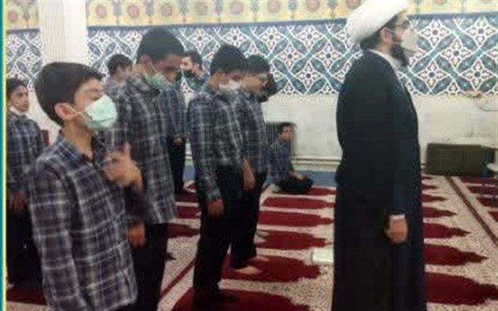 اقامه نماز آیات در دبیرستان‌های قم