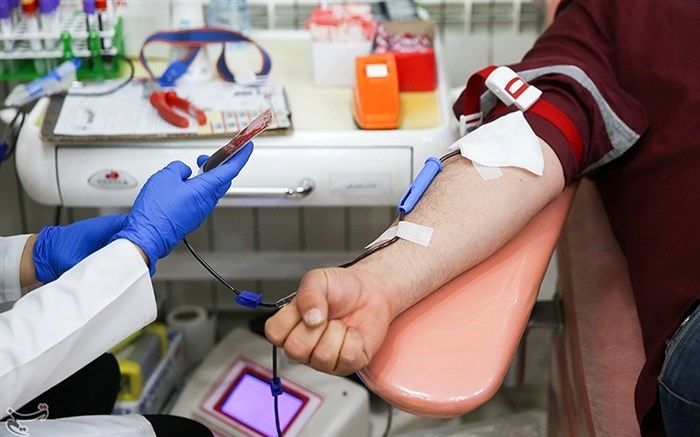 اهدای خون مربیان و دانش‌آموزان عضو سازمان دانش‌آموزی برای مجروحان حادثه تروریستی شیراز