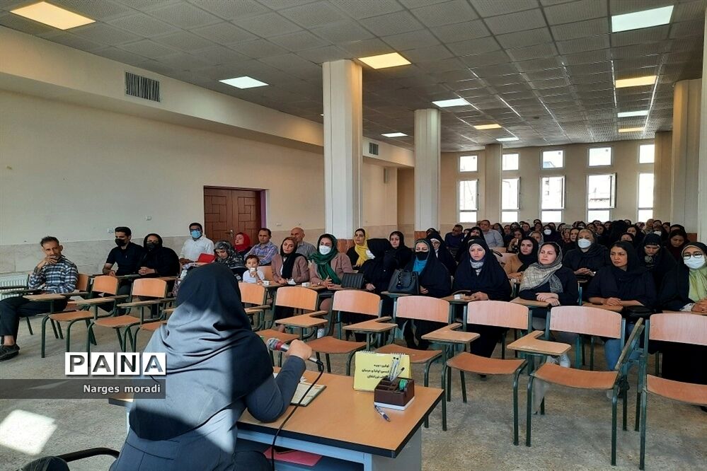 اولین مجمع اولیا و مربیان دبیرستان استعدادهای درخشان شهدای مدافع حرم ملارد