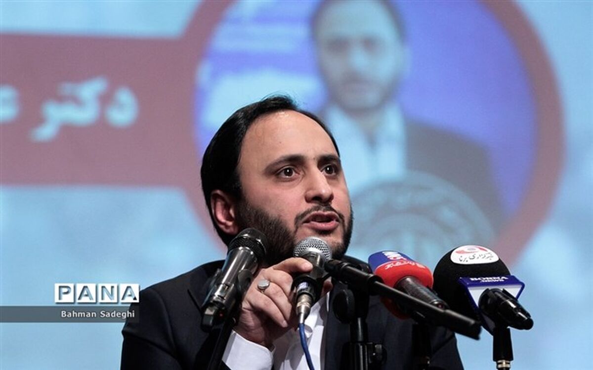 مردم در کنار یکدیگر قرار گرفته‌اند تا یکصدا مخالفت خود را نسبت به  آشوب نشان دهند