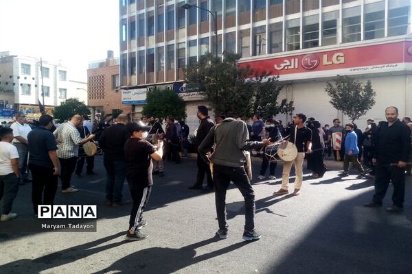 حضور کودکان و نوجوانان در تشییع پیکر شهدای حمله تروریستی در شیراز