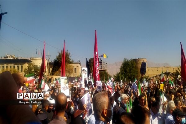 حضور کودکان و نوجوانان در تشییع پیکر شهدای حمله تروریستی در شیراز