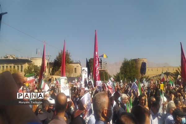 حضور کودکان و نوجوانان در تشییع پیکر شهدای حمله تروریستی در شیراز