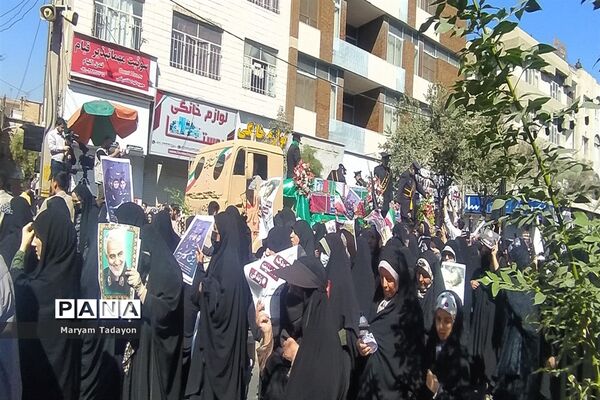 حضور کودکان و نوجوانان در تشییع پیکر شهدای حمله تروریستی در شیراز