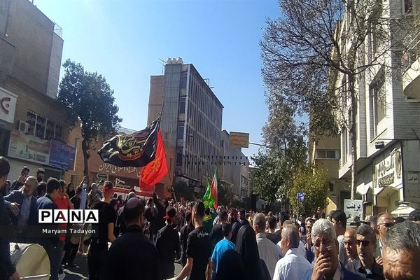 حضور کودکان و نوجوانان در تشییع پیکر شهدای حمله تروریستی در شیراز