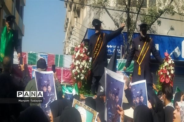 حضور کودکان و نوجوانان در تشییع پیکر شهدای حمله تروریستی در شیراز