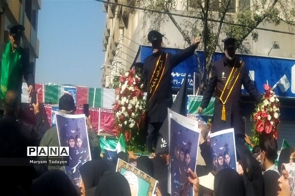 حضور کودکان و نوجوانان در تشییع پیکر شهدای حمله تروریستی در شیراز