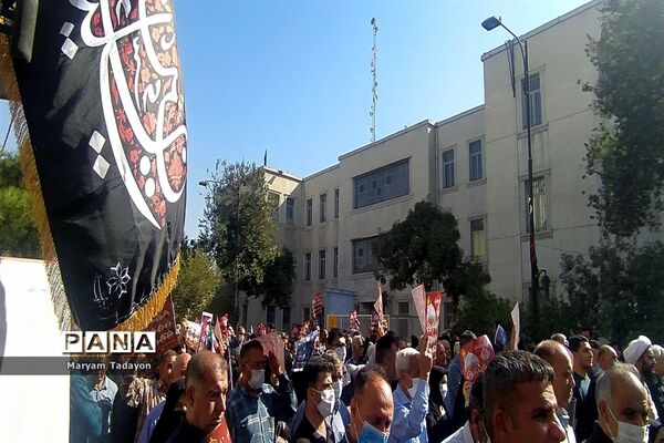 حضور کودکان و نوجوانان در تشییع پیکر شهدای حمله تروریستی در شیراز