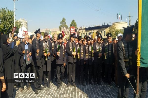 حضور کودکان و نوجوانان در تشییع پیکر شهدای حمله تروریستی در شیراز