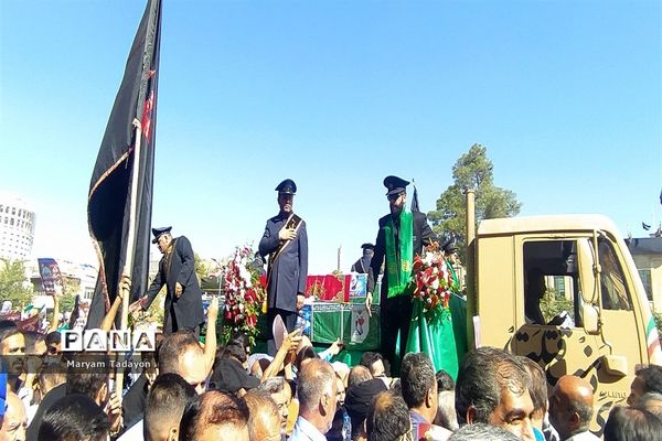 حضور کودکان و نوجوانان در تشییع پیکر شهدای حمله تروریستی در شیراز